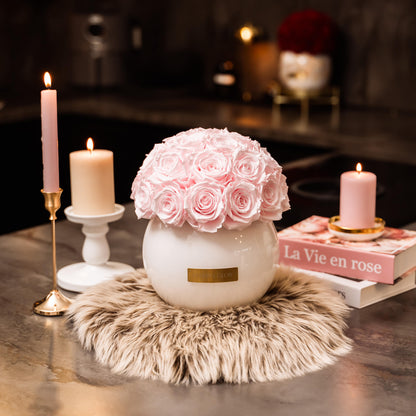 Infinity weisse runde glass Vase mit Bridalpink haltbaren Rosen. Exklusive Decoration mit konservierten Rosen | LUNERVA GLOW 