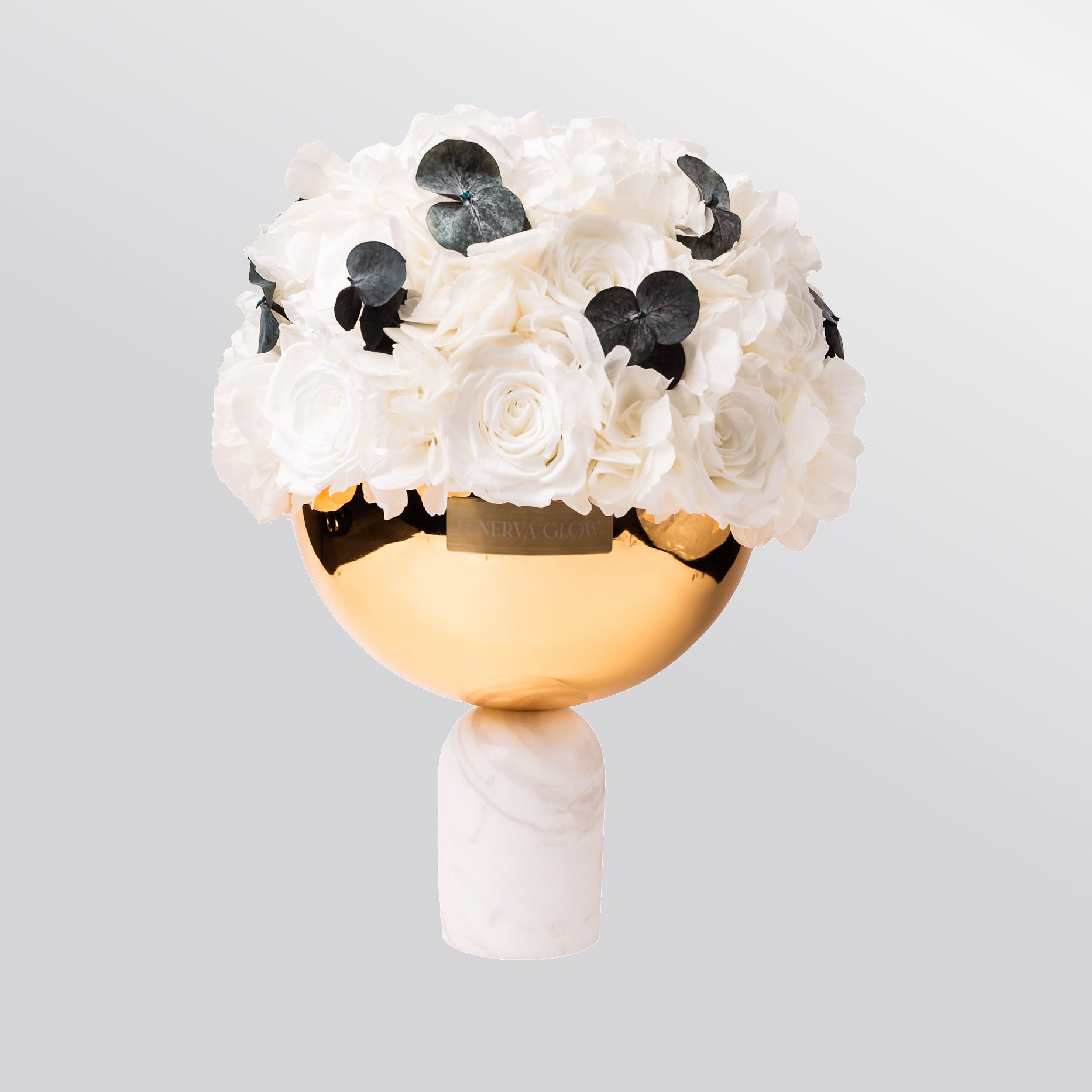 Weisse Marmorvase mit konservierten Blumen mix Ewige Rosen und Hortensien | LUNERVA GLOW 