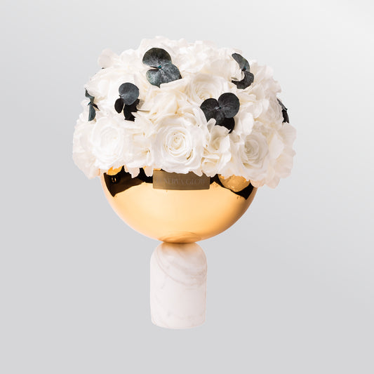 Weisse Marmorvase mit konservierten Blumen mix Ewige Rosen und Hortensien | LUNERVA GLOW 