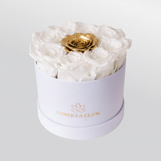 Weisse Blumenbox mit weissen konservierten Rosen und einer goldener Rose als exklusives Geschenk zum Jahrestag | LUNERVA GLOW 